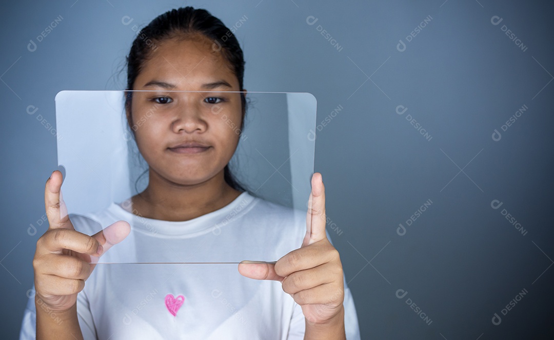 Mulher segurando uma maquete de tablet de tela em branco acrílico transparente.