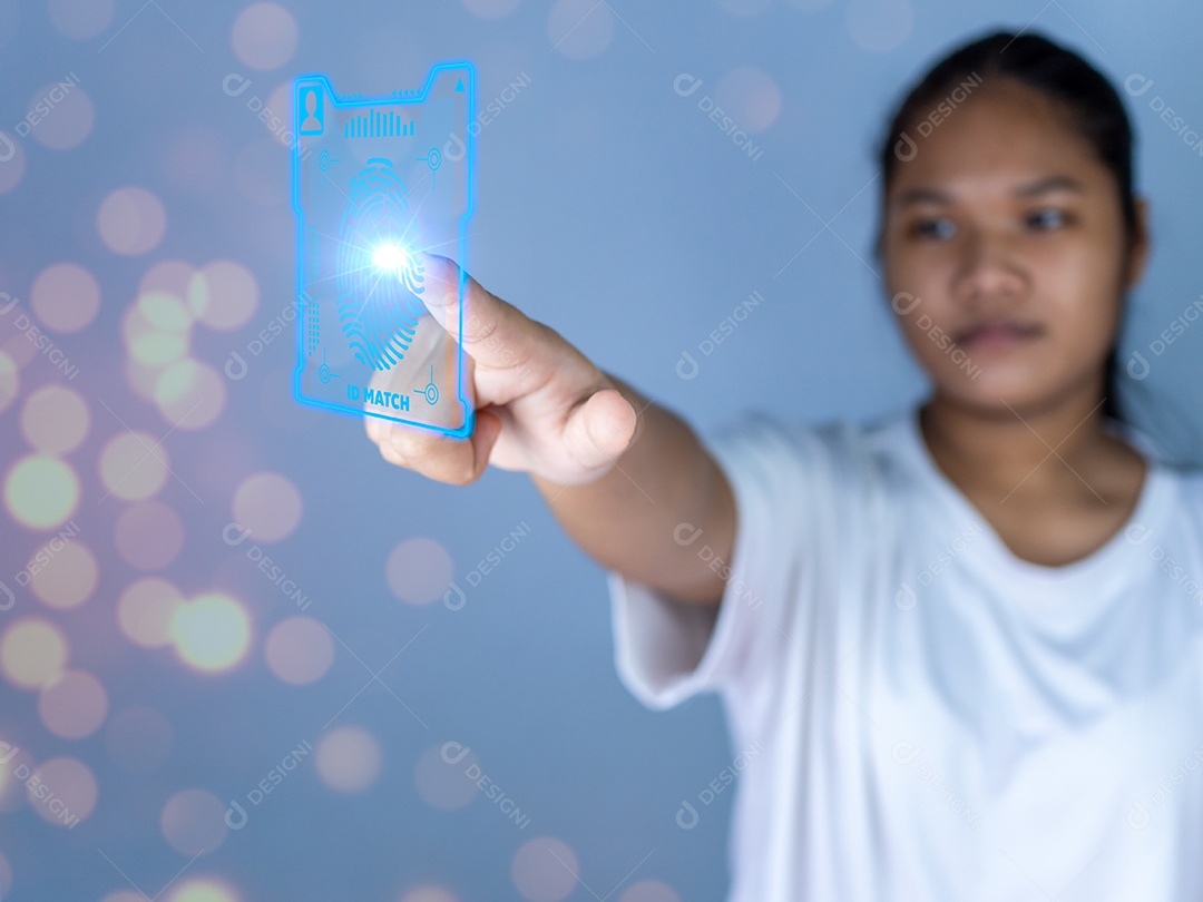 Os dedos das pessoas estão pressionando na tela do scanner de impressão digital.