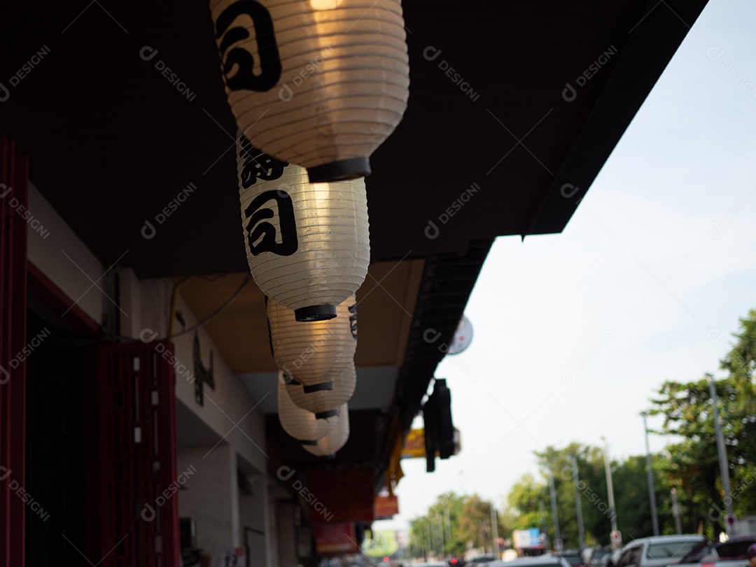 Lanterna japonesa pendurada na frente do restaurante japonês, o texto japonês na lanterna é comida japonesa Sushi.