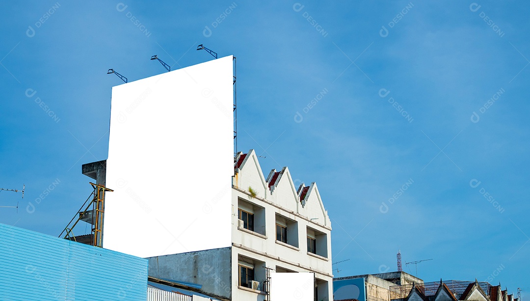 Outdoor em branco no prédio. Útil para o seu anúncio.