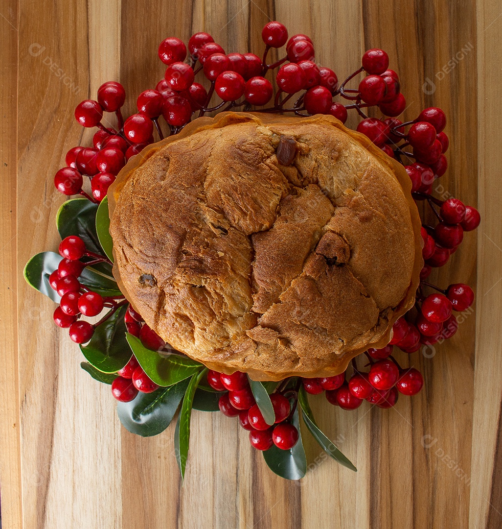 vista superior do panetone cercado por frutas vermelhas do natal em
