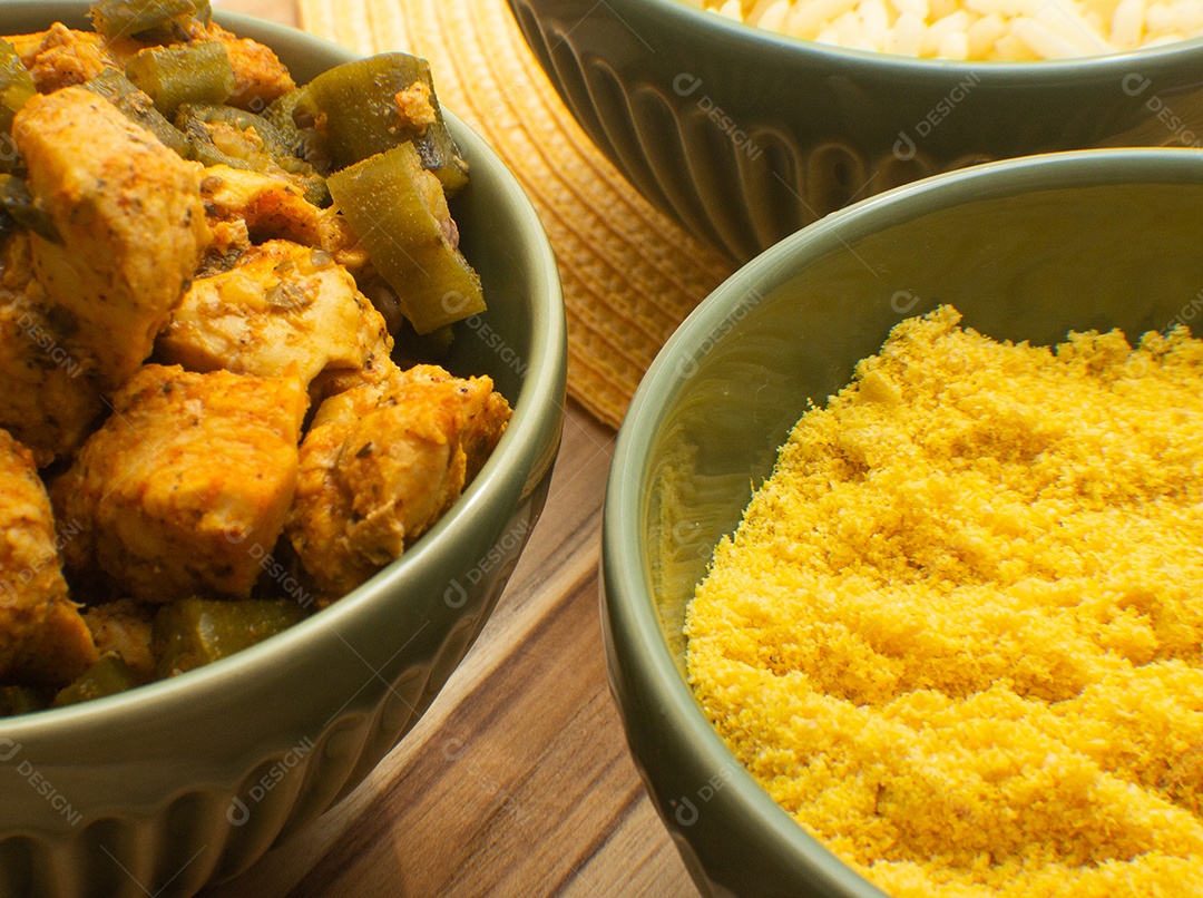 refeição brasileira em tigelas cheias de frango, arroz e farinha