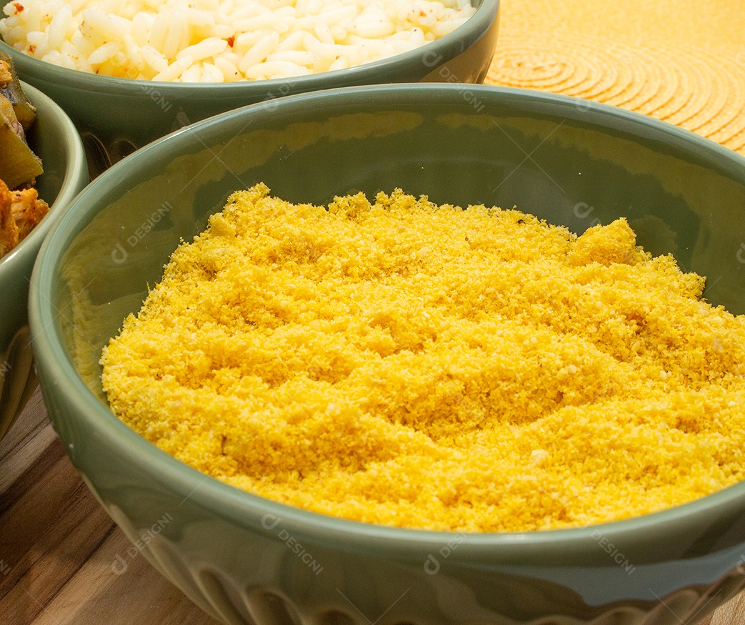refeição brasileira em tigelas cheias de arroz e farinha na madeira