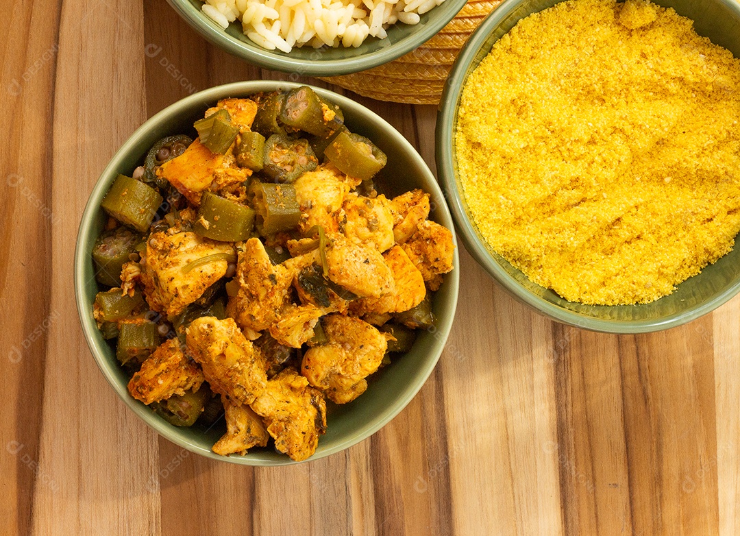 deliciosa refeição brasileira em três tigelas cheias de pedaço