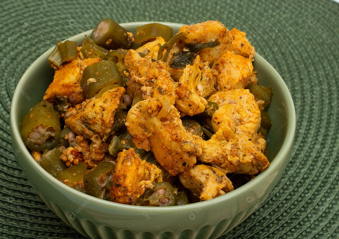 deliciosa refeição brasileira em uma tigela cheia de pedaço de frango e quiabo