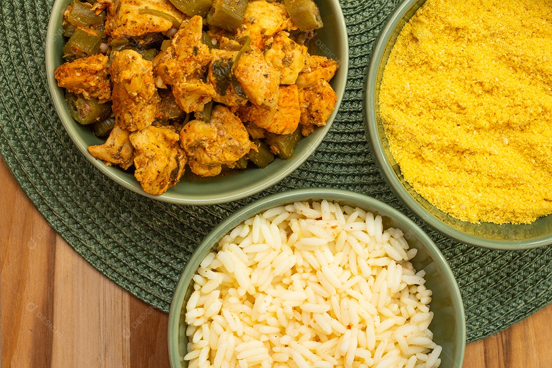 vista superior da deliciosa refeição brasileira com tigelas cheias de peça