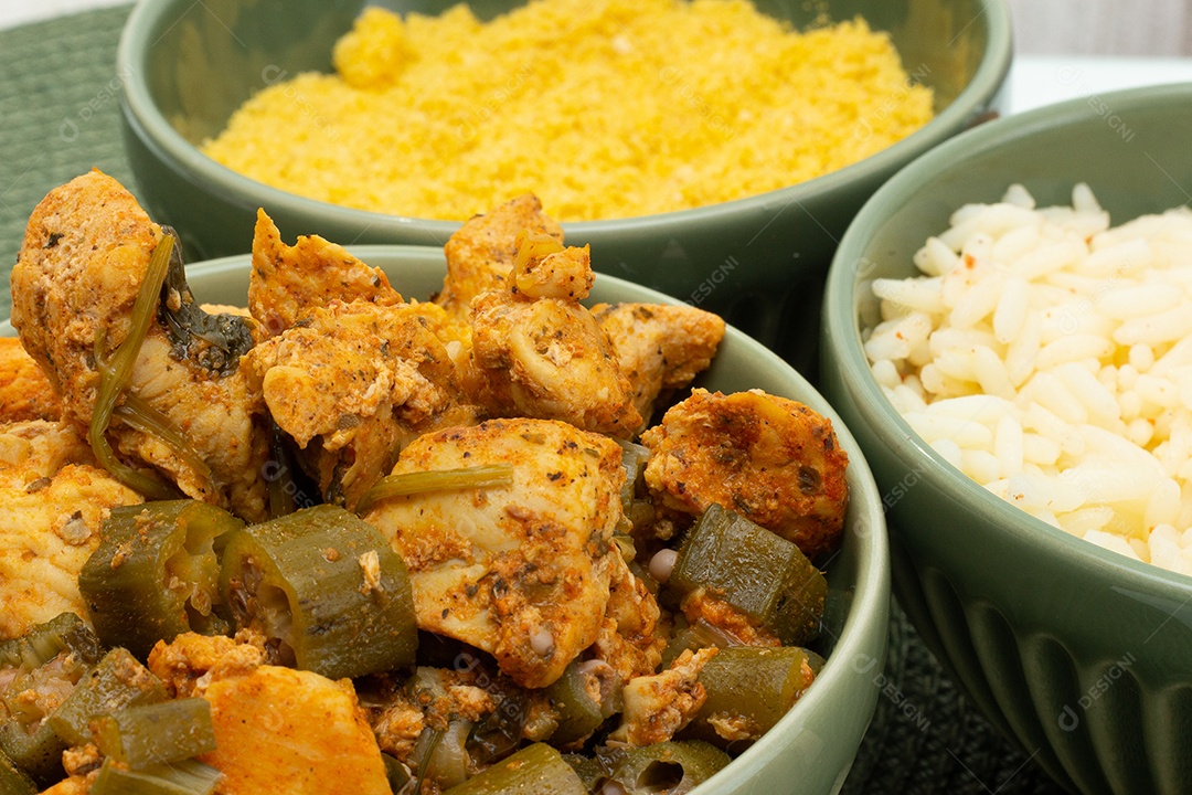 vista superior da deliciosa refeição brasileira com tigelas cheias de peça