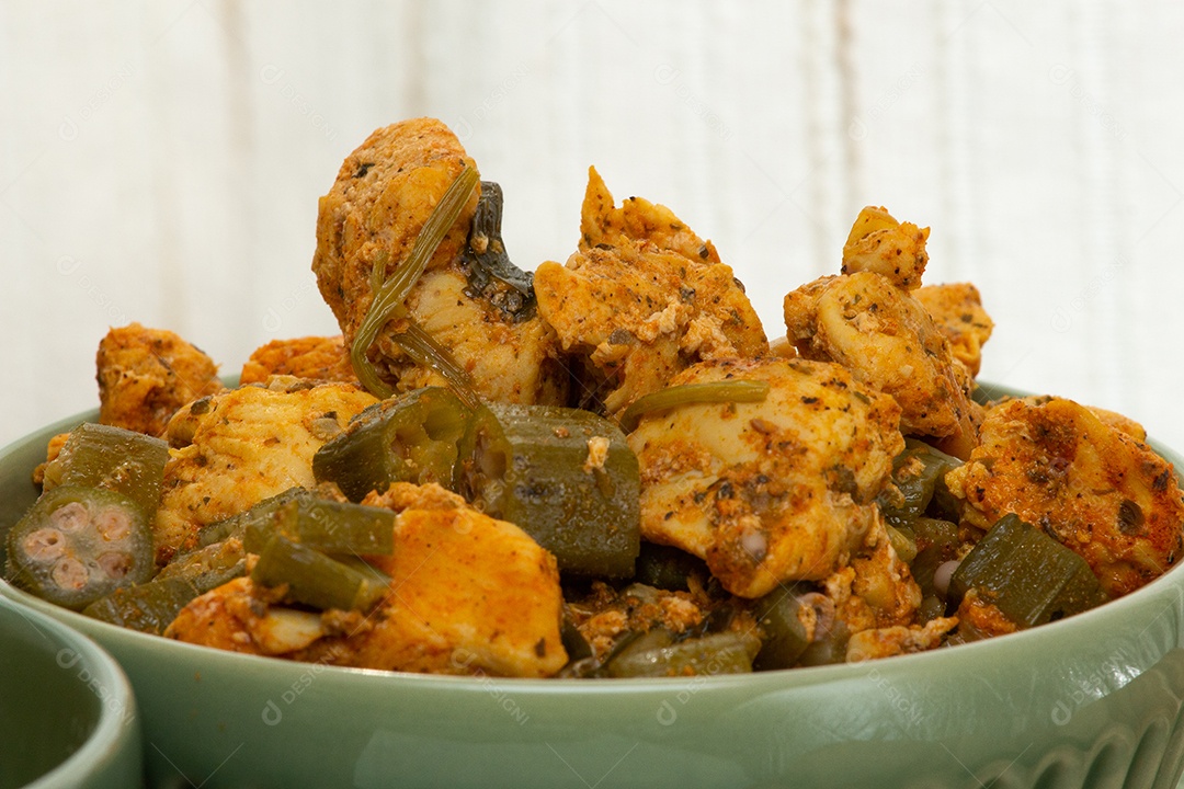 deliciosa refeição brasileira em uma tigela cheia de pedaço de frango e quiabo