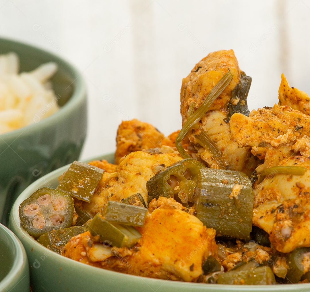 deliciosa refeição brasileira em uma tigela cheia de pedaço de frango e quiabo