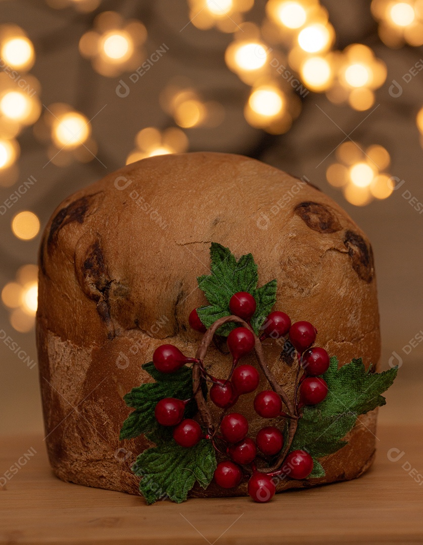 Panettone sobre uma mesa de madeira fundo de luzes Feliz Natal