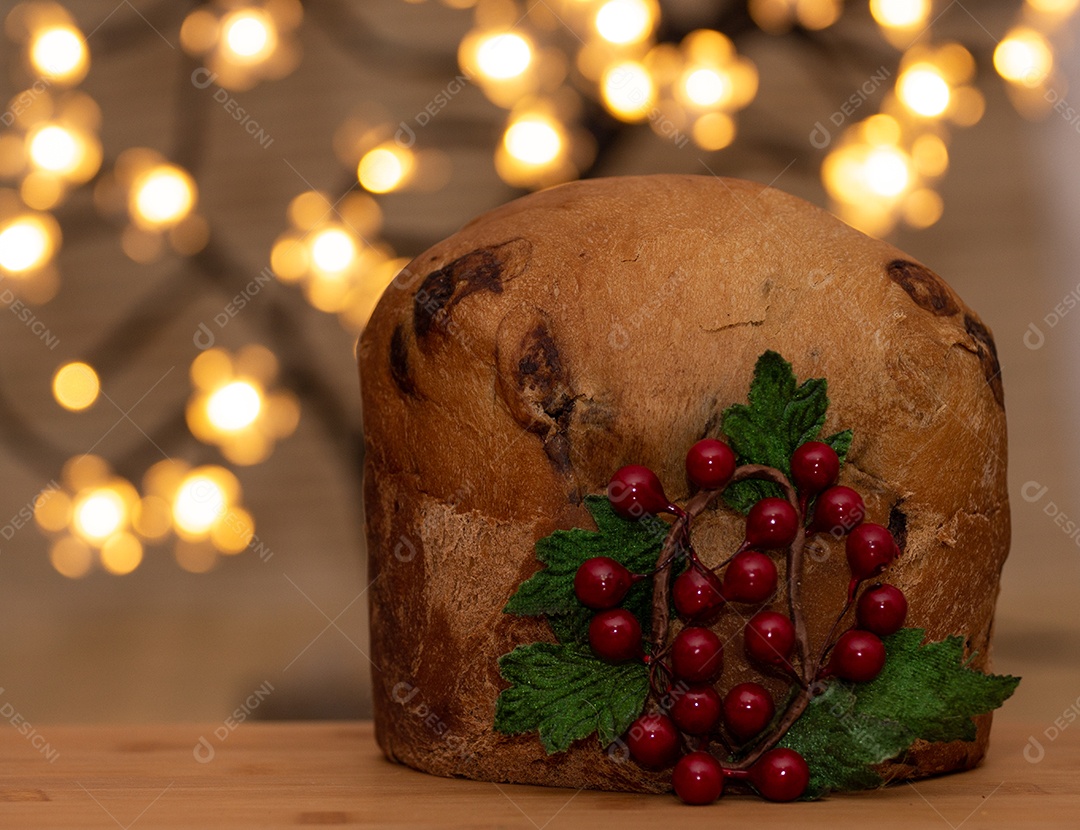 Panettone sobre uma mesa de madeira fundo de luzes Feliz Natal