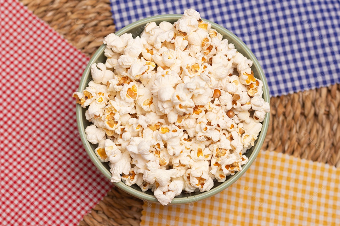 Pipoca sobre uma tigela