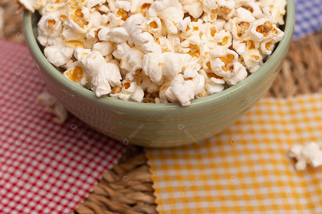 Pipoca sobre uma tigela