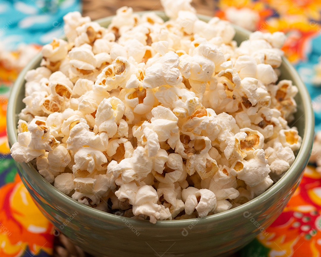 Pipoca sobre uma tigela