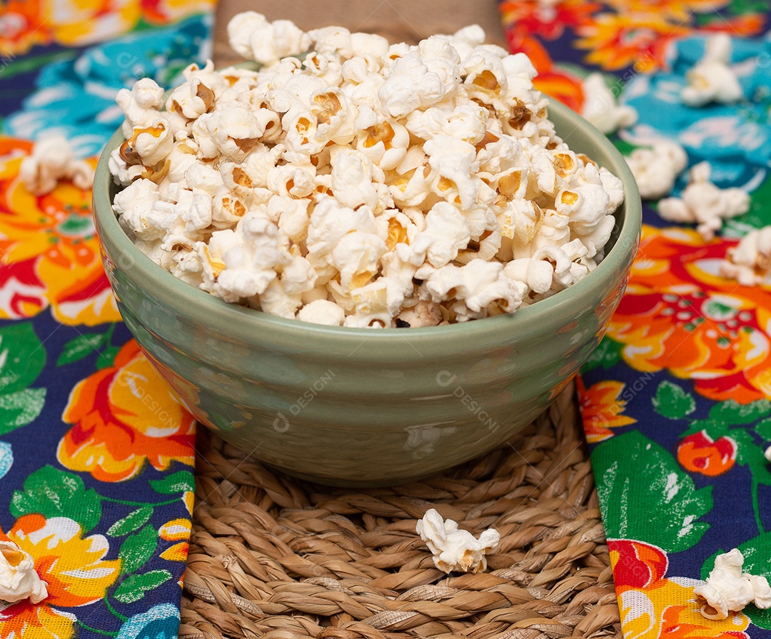 Pipoca sobre uma tigela