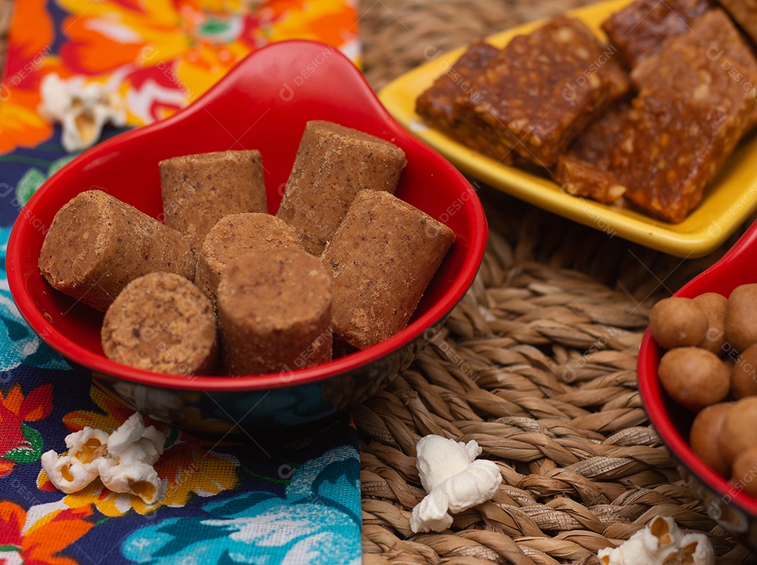 tigelas cheias de doces de amendoim no fundo de palha