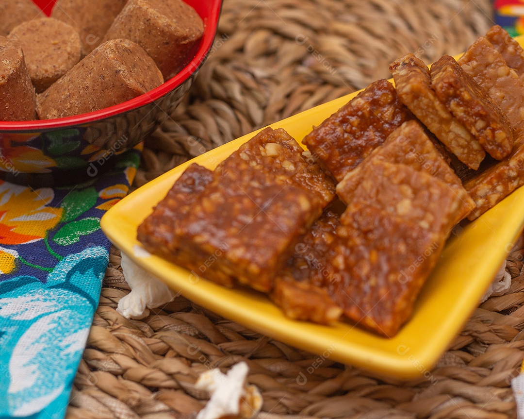 tigelas cheias de doces de amendoim no fundo de palha
