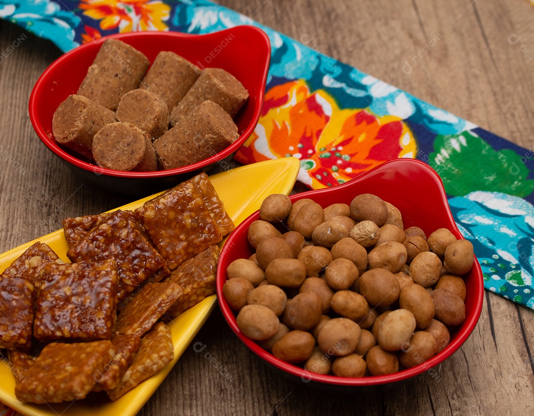 várias tigelas cheias de amendoins na mesa