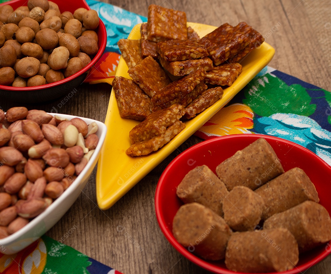 várias tigelas cheias de amendoins na mesa