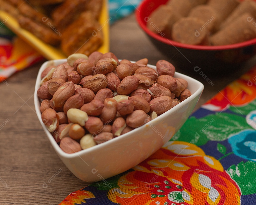 várias tigelas cheias de amendoins na mesa