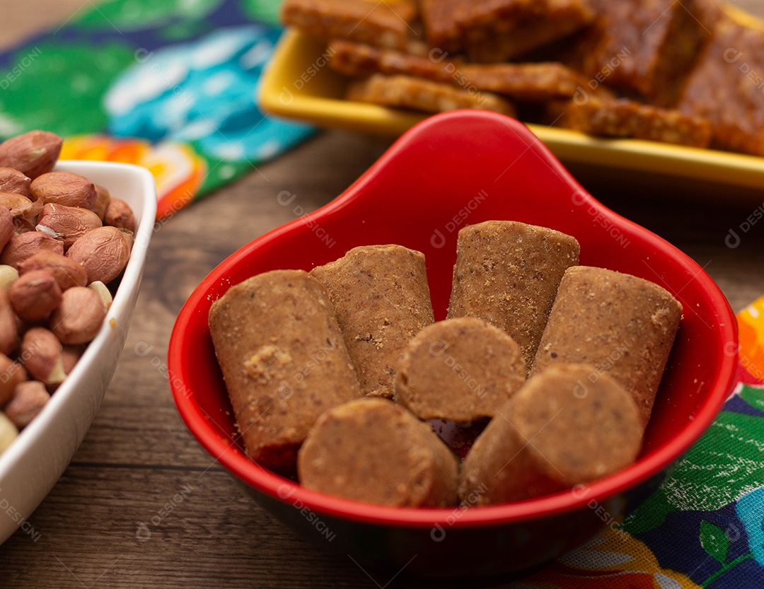 várias tigelas cheias de amendoins na mesa