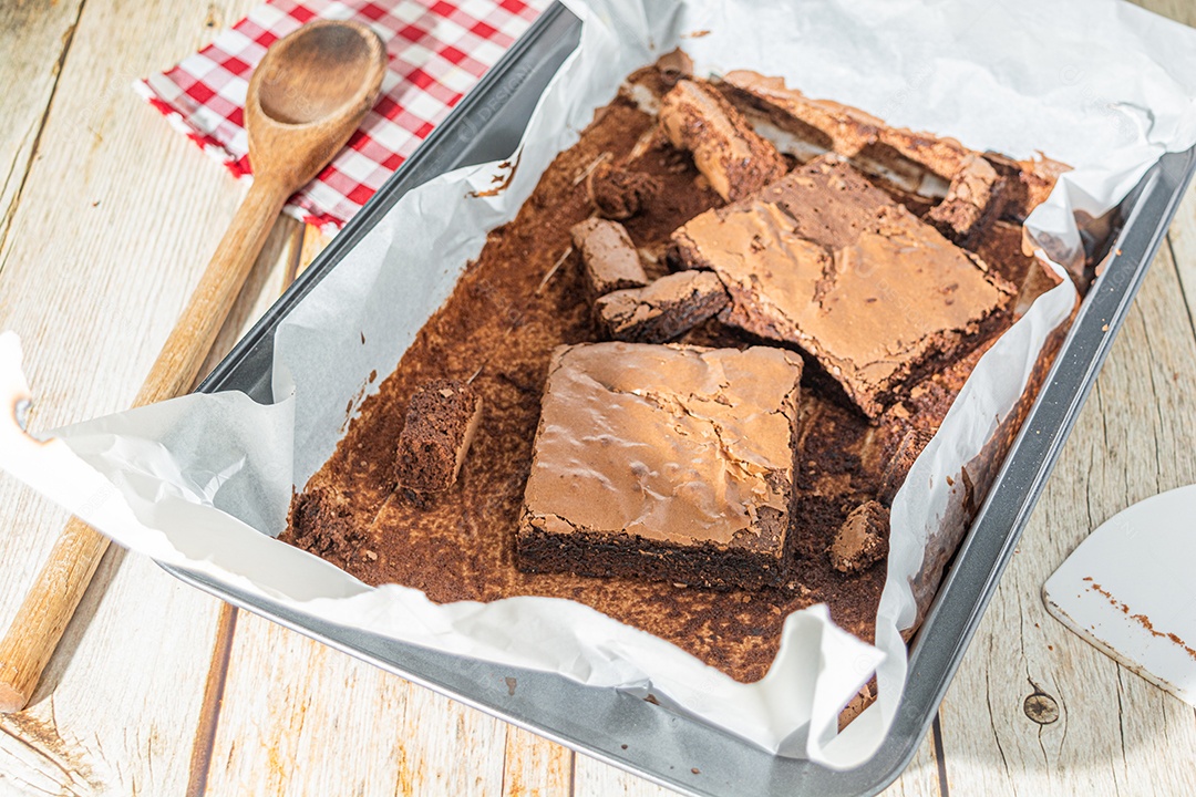 delicioso brownie de chocolate caseiro na assadeira sobre a mesa, deliciosa sobremesa saborosa. vista do topo