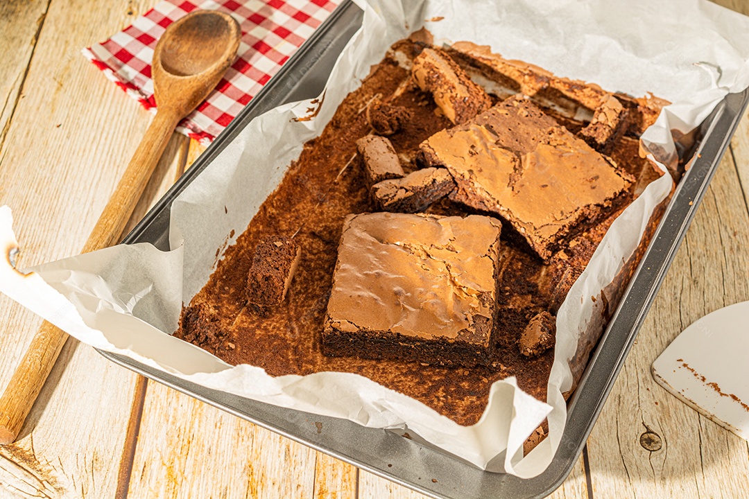 delicioso brownie de chocolate caseiro na assadeira sobre a mesa, deliciosa sobremesa saborosa. vista do topo