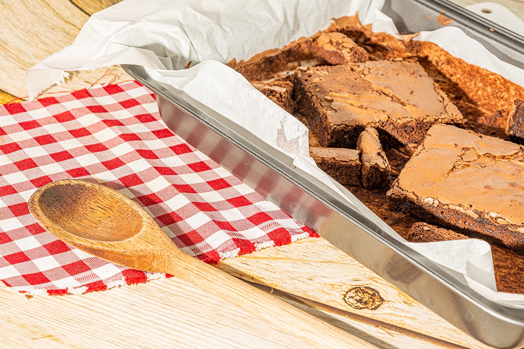 delicioso brownie de chocolate caseiro na assadeira sobre a mesa, deliciosa sobremesa saborosa. vista do topo