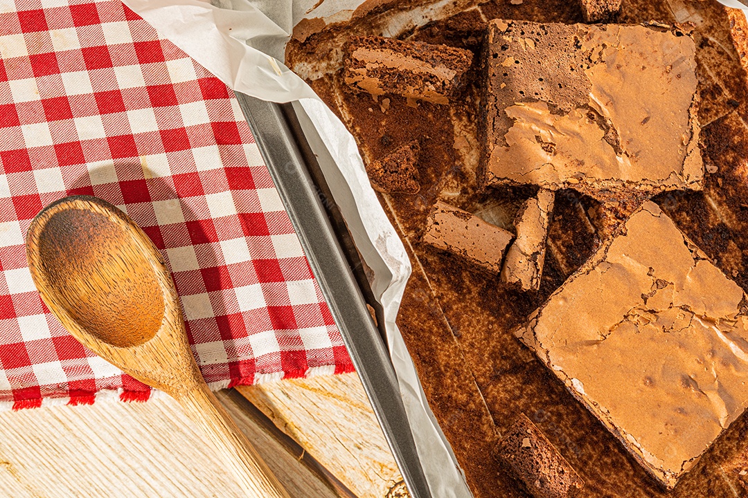 delicioso brownie de chocolate caseiro na assadeira sobre a mesa, deliciosa sobremesa saborosa. vista do topo