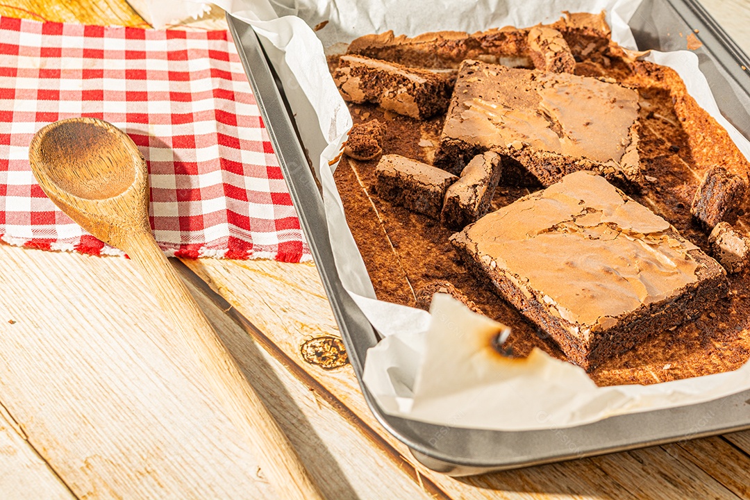 delicioso brownie de chocolate caseiro na assadeira sobre a mesa, deliciosa sobremesa saborosa. vista do topo