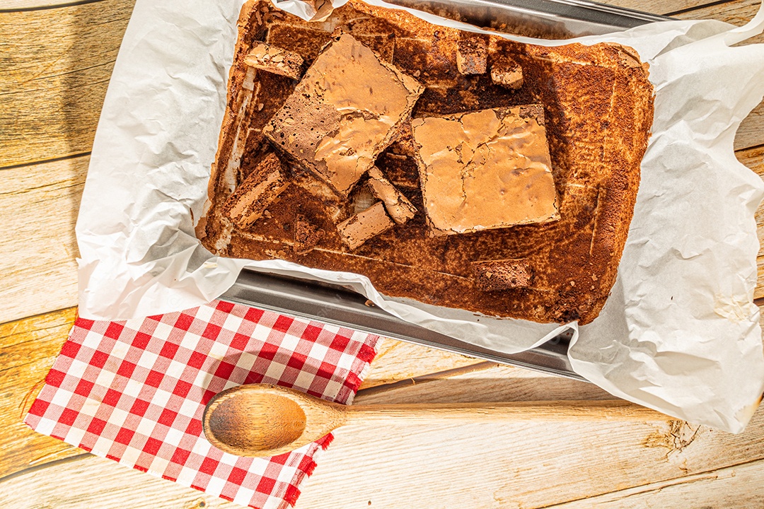 delicioso brownie de chocolate caseiro na assadeira sobre a mesa, deliciosa sobremesa saborosa. vista do topo