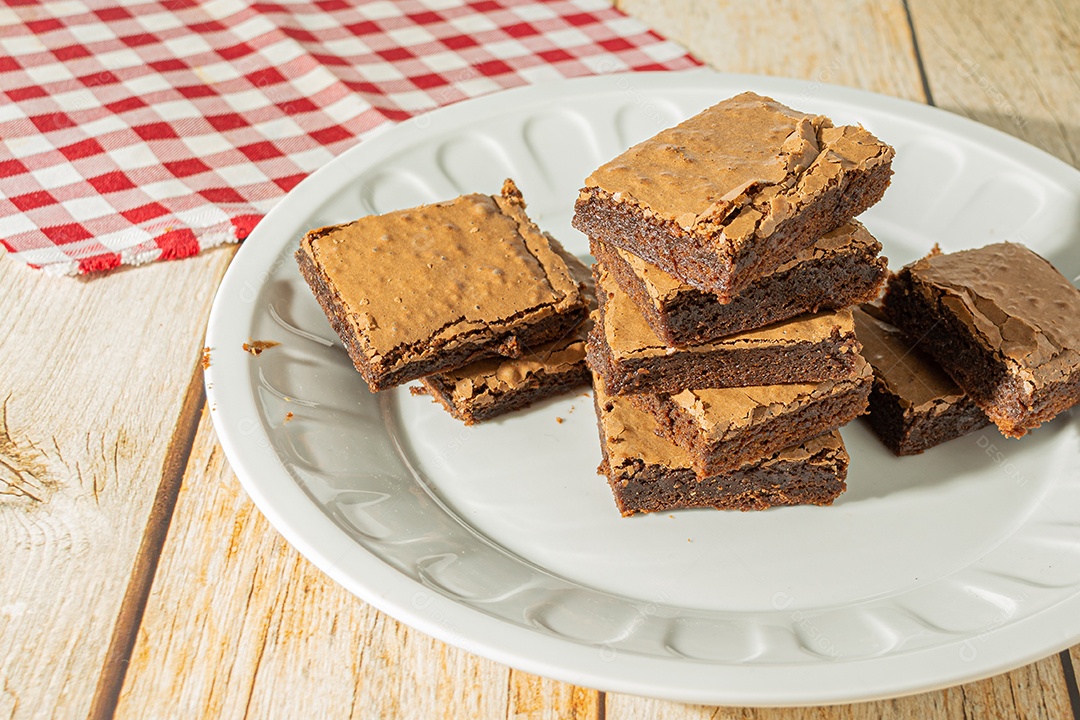 Delicioso brownie de chocolate caseiro sobre a mesa, deliciosa sobremesa saborosa