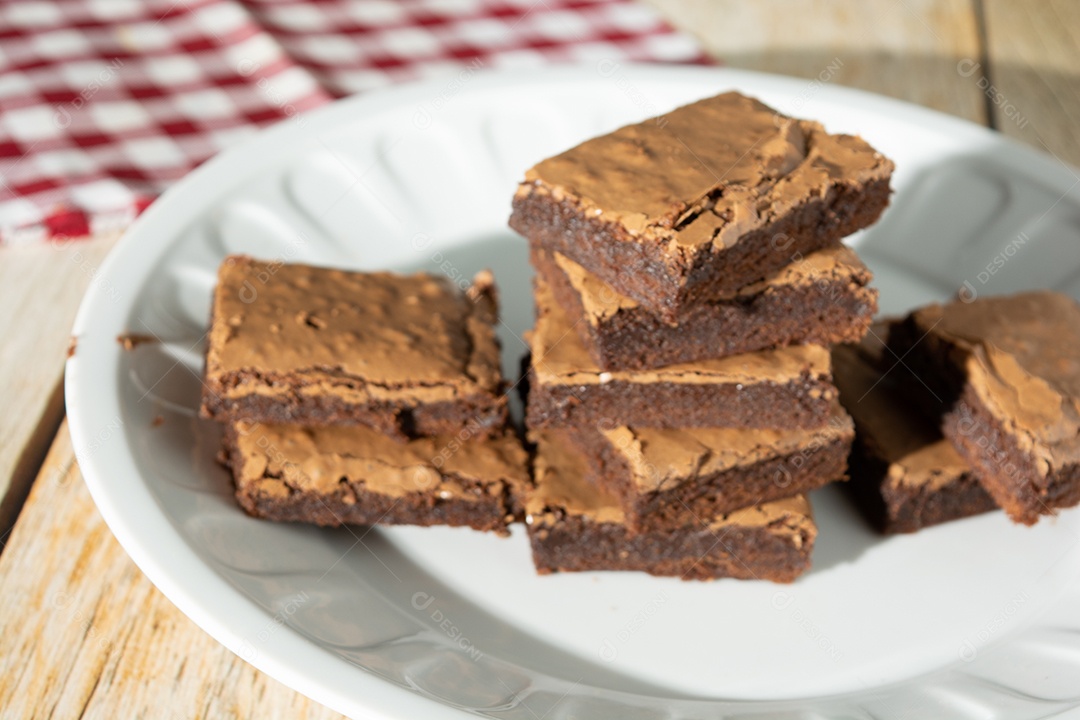 Delicioso brownie de chocolate caseiro sobre a mesa, deliciosa sobremesa saborosa