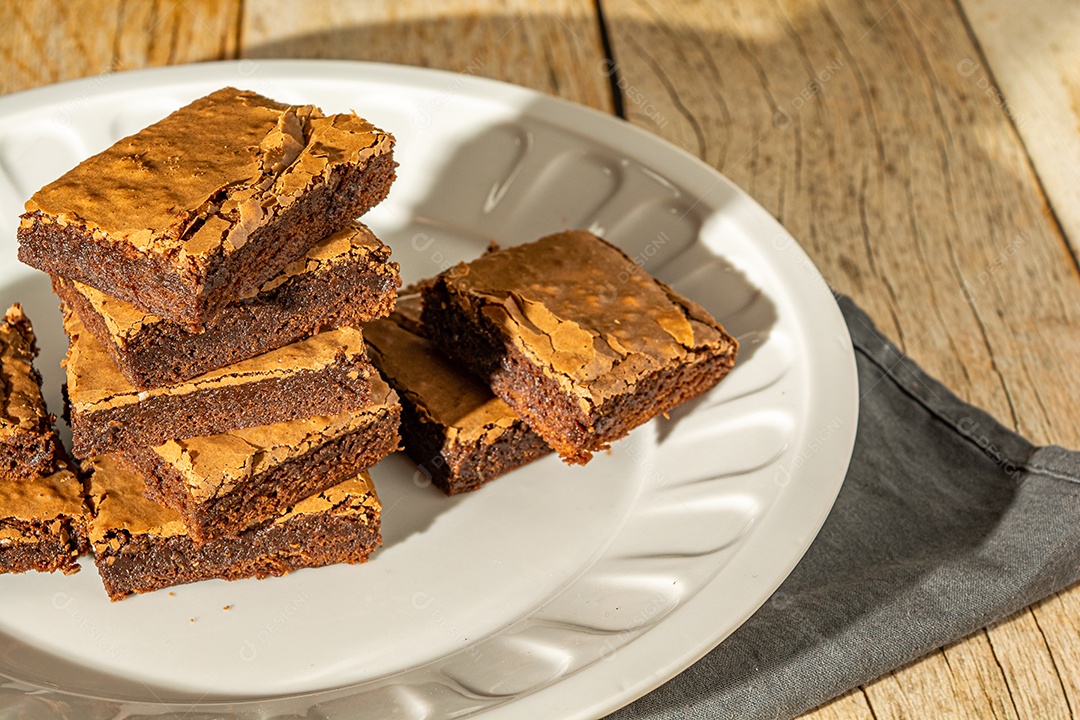 Delicioso brownie de chocolate caseiro sobre a mesa, deliciosa sobremesa saborosa