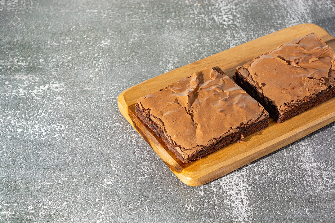 Delicioso brownie de chocolate caseiro sobre a mesa, deliciosa sobremesa saborosa