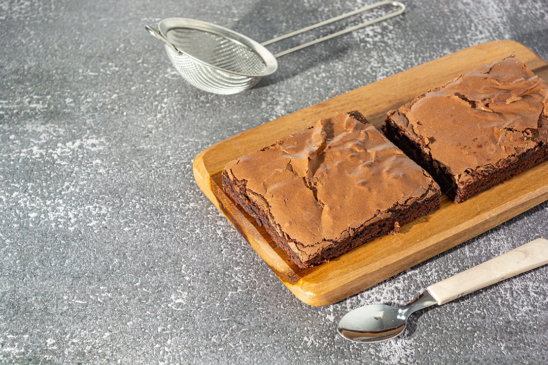 Delicioso brownie de chocolate caseiro sobre a mesa, deliciosa sobremesa saborosa