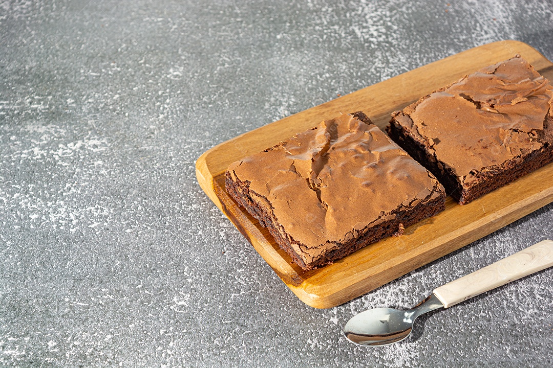 Delicioso brownie de chocolate caseiro sobre a mesa, deliciosa sobremesa saborosa