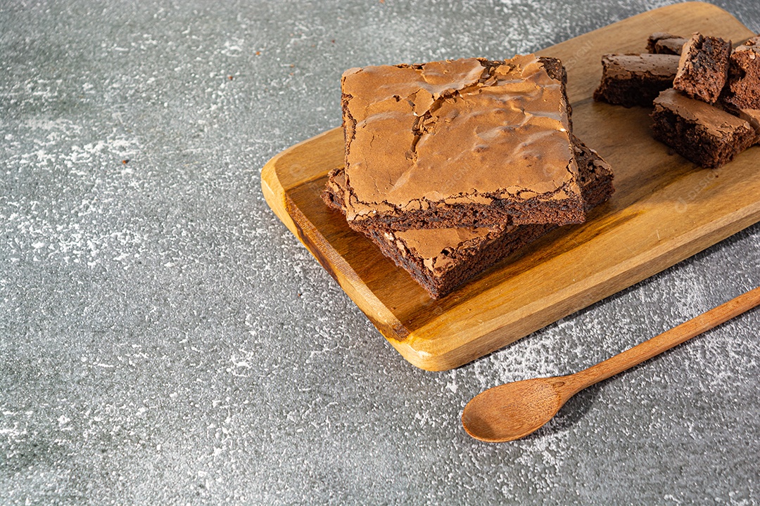 Delicioso brownie de chocolate caseiro sobre a mesa, deliciosa sobremesa saborosa