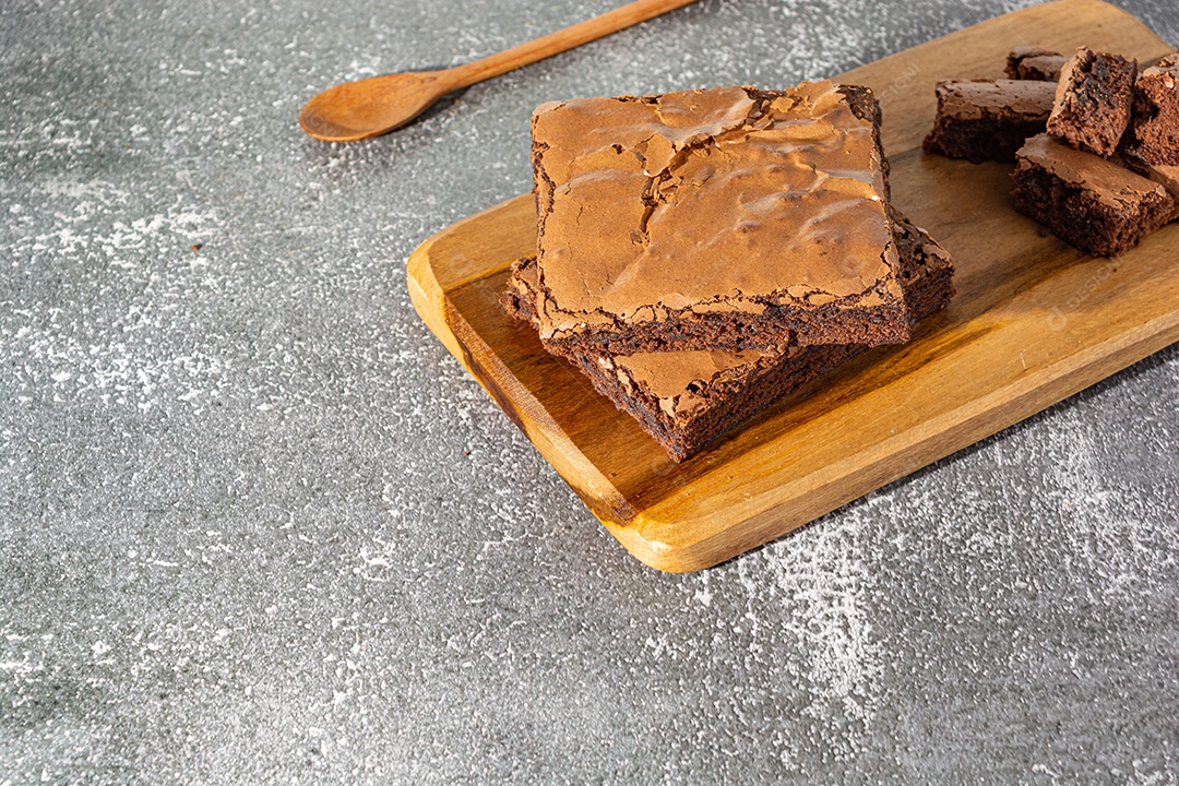 Delicioso brownie de chocolate caseiro sobre a mesa, deliciosa sobremesa saborosa