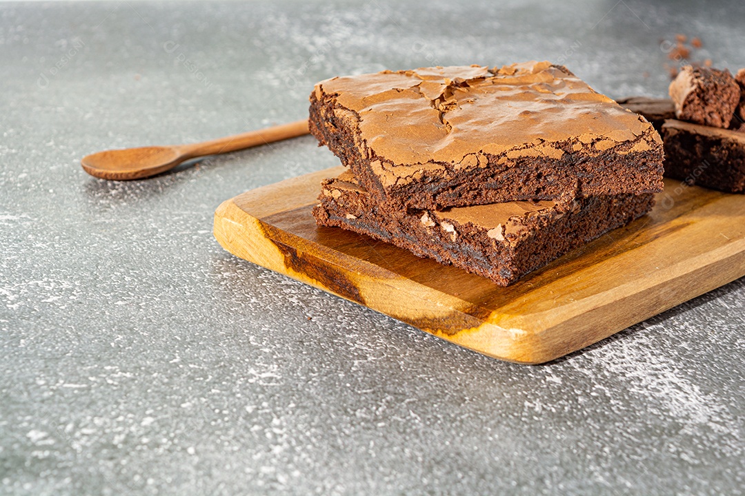 Delicioso brownie de chocolate caseiro sobre a mesa, deliciosa sobremesa saborosa