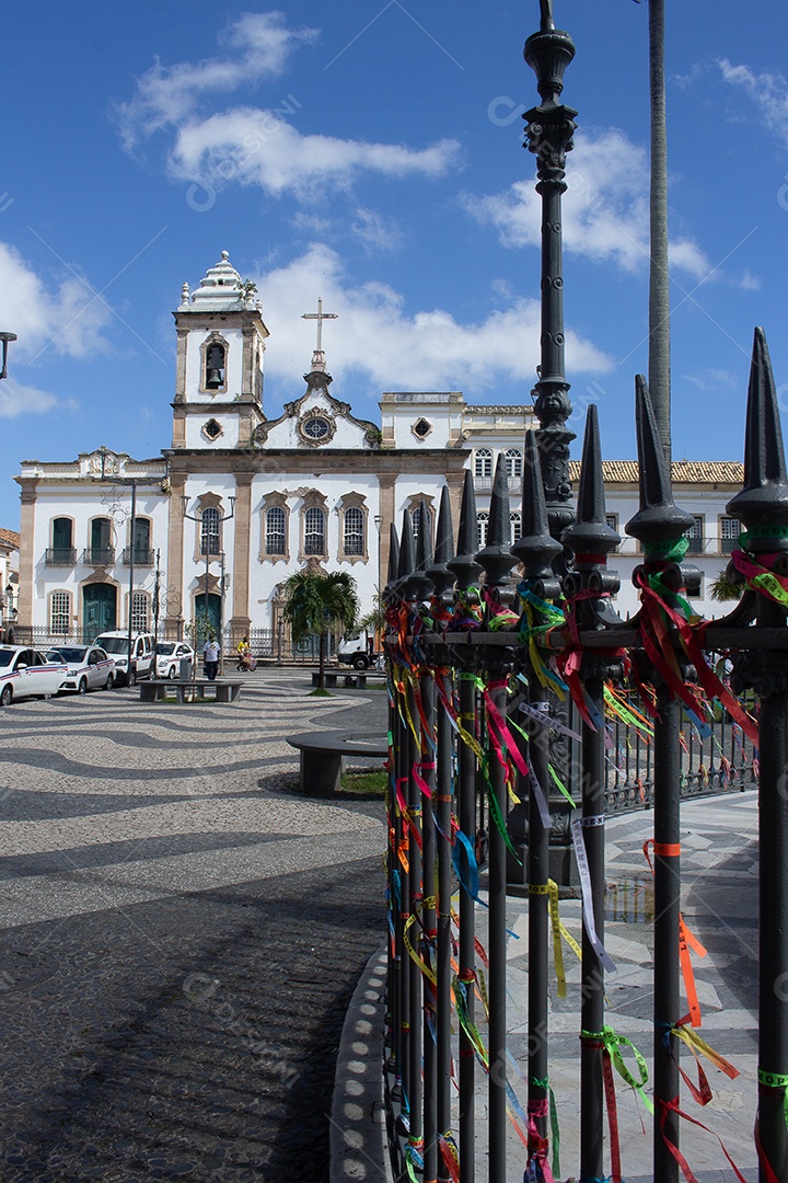 Vista frontal da Igreja de São Domingos Gusmão e uma fonte