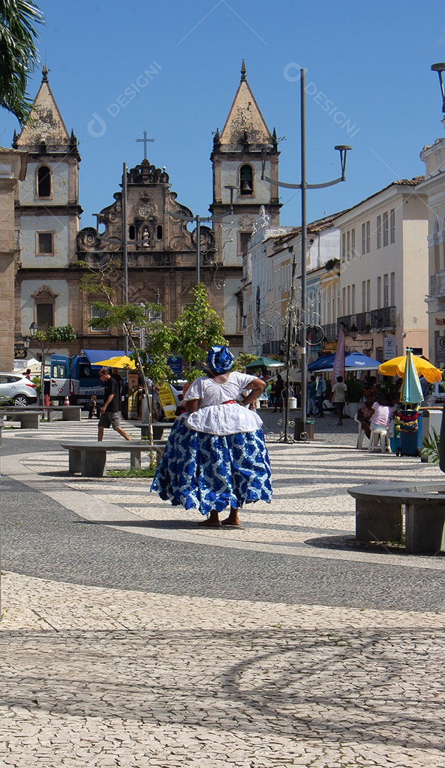 Vista frontal da Igreja de São Francisco e uma mulher vestida