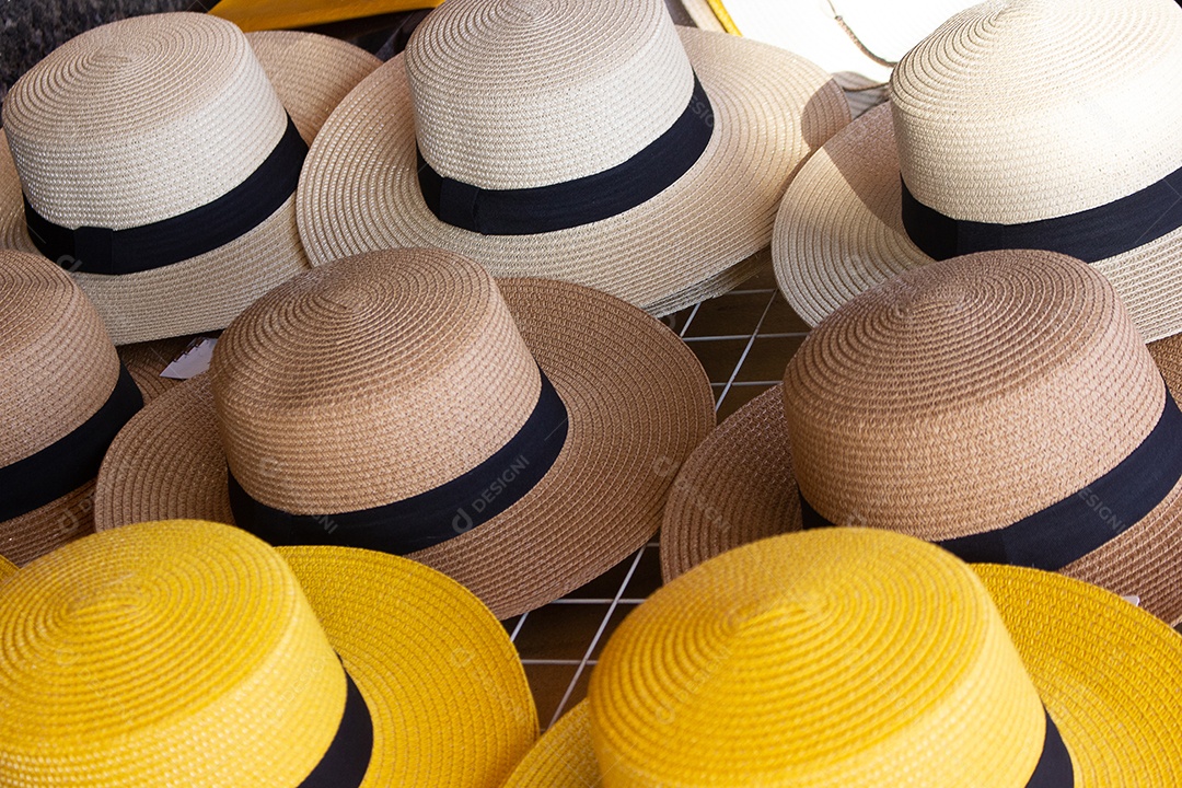 Vista superior de chapéus coloridos