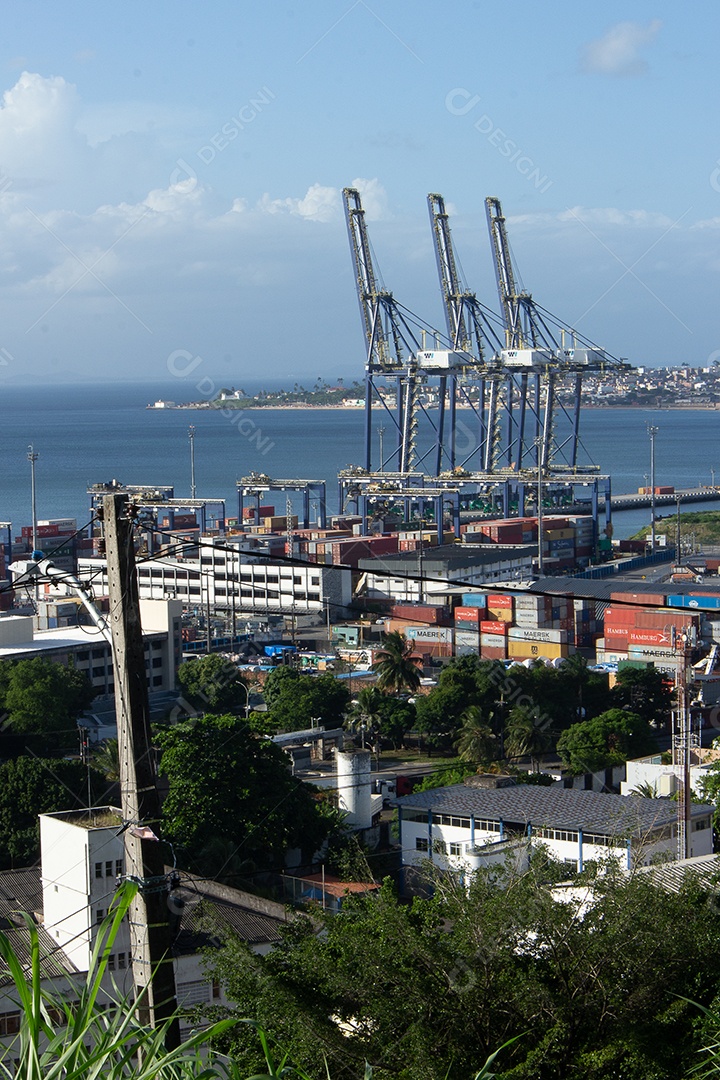 Bela vista do porto e docas da cidade de Salvador em um dia ensolarado