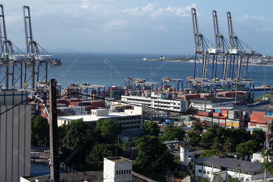Bela vista do porto e docas da cidade de Salvador em um dia ensolarado