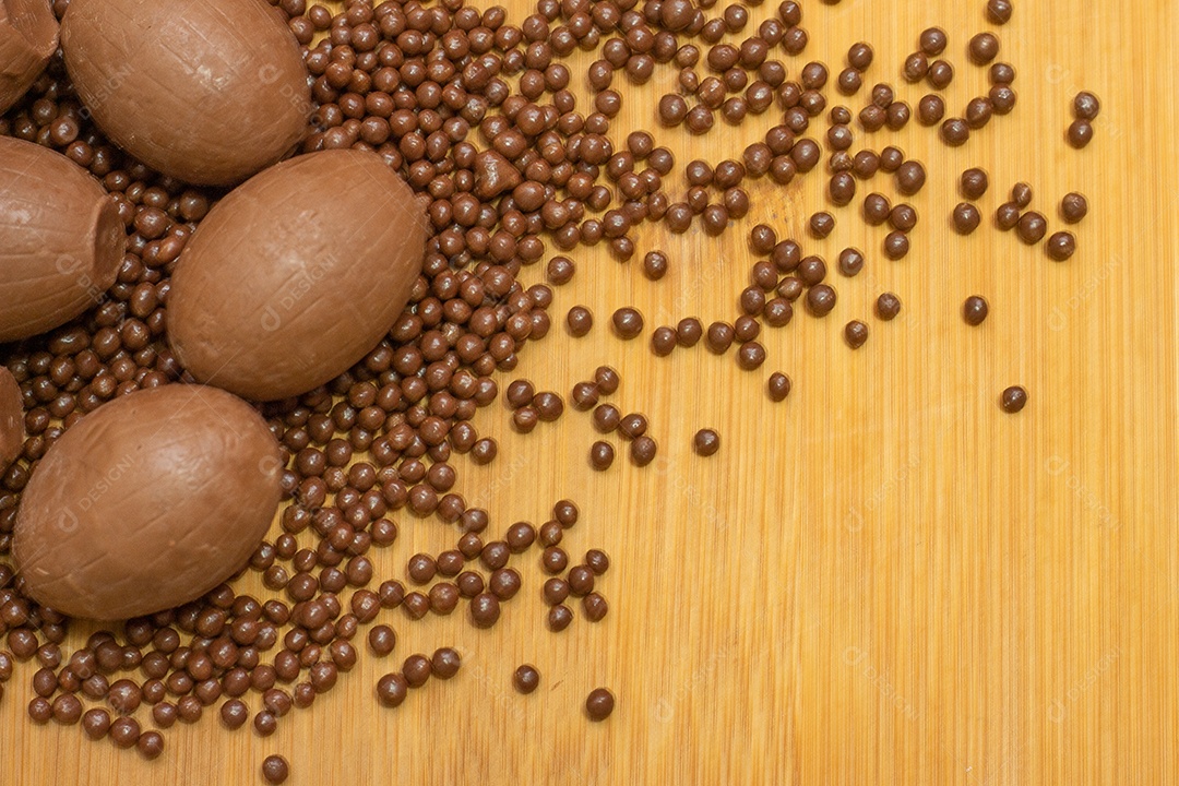 Diferentes tipos de bolas de chocolate em uma mesa de madeira