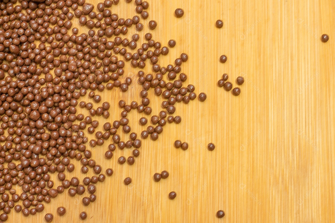 diferentes tipos de bolas de chocolate em uma mesa de madeira