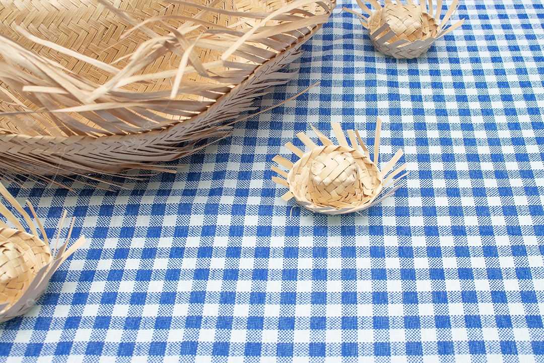 Chapéus de palha de festa brasileira em tecido xadrez