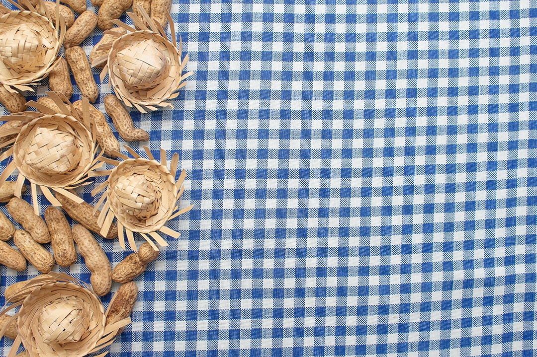 Chapéus de palha de festa brasileira em tecido xadrez