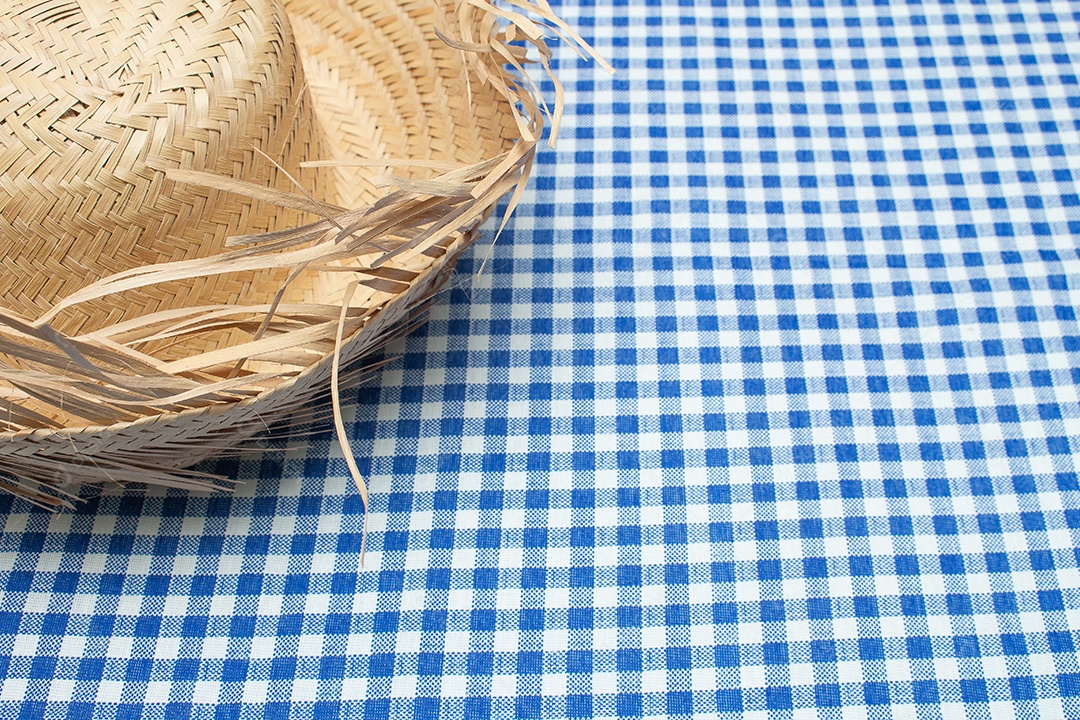 Chapéus de palha de festa brasileira em tecido xadrez